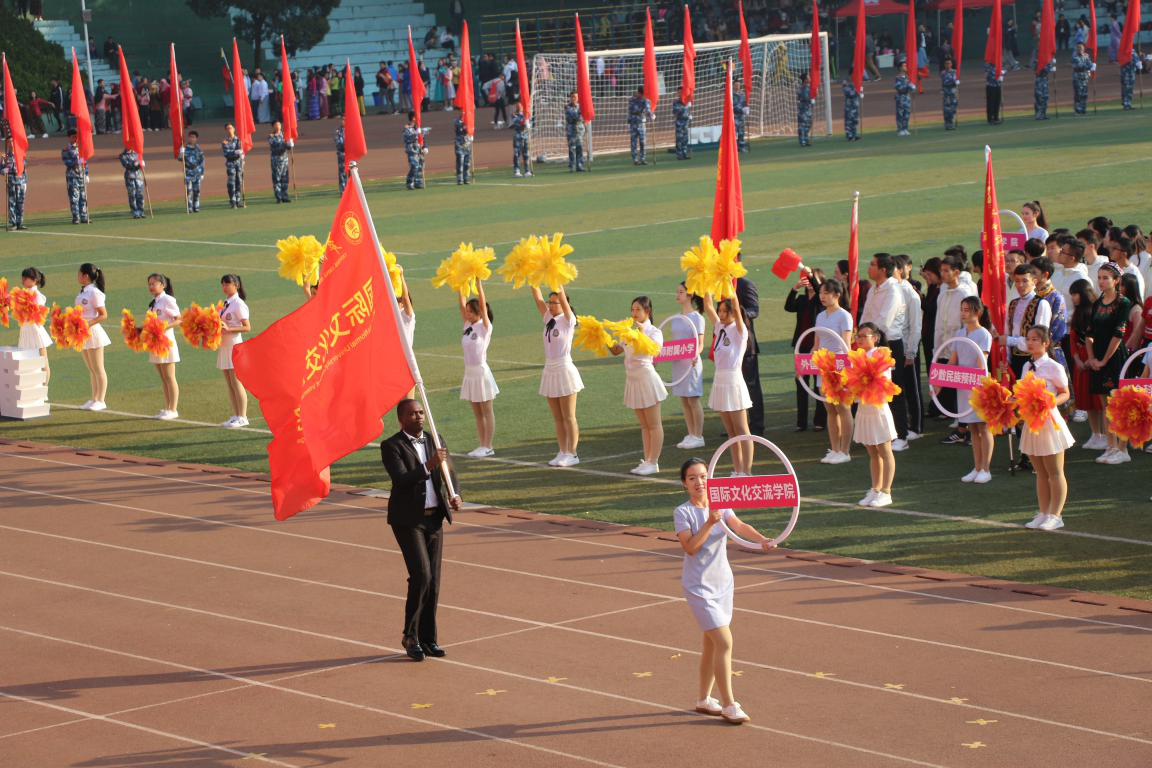 11月1日运动会开幕式当天,我院组织了师生代表队近300人参加入场式